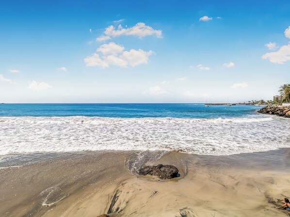 على الشاطئ