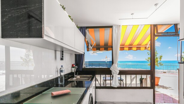 A modern kitchen with a view of the sea. - Endless Seaview Patalavaca (Patalavaca)