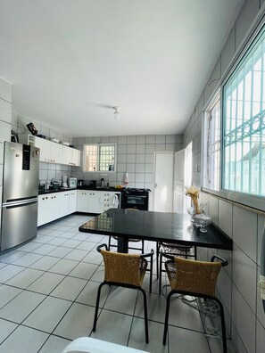 Micro-ondes, four, plaque de cuisson, lave-vaisselle