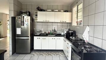 Frigorífico, microondas, horno y placa de cocina
