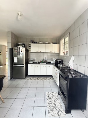 Geladeira, micro-ondas, fogão, cooktop