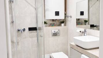 Comfort Apartment, City View | Bathroom | Shower, free toiletries, hair dryer, towels