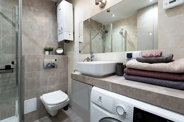 Appartement Confort, vue sur la ville | Salle de bain | Douche, articles de toilette (gratuits), séchoir à cheveux