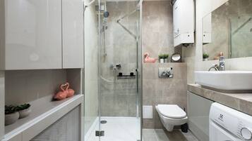 Comfort Apartment, City View | Bathroom | Shower, free toiletries, hair dryer, towels