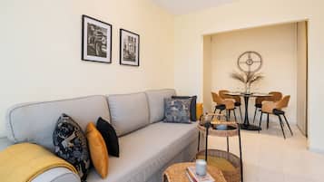 Comfort-Apartment, Stadtblick | Wohnbereich | 50-Zoll-Smart-TV mit Kabelempfang, Netflix, Streaming-Dienste