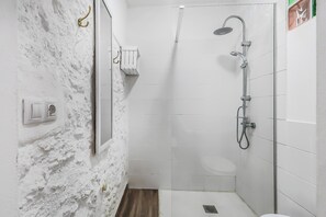 Dusche, Haartrockner, Handtücher