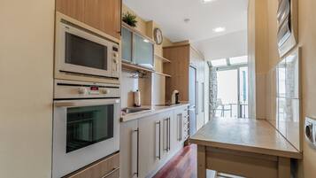 Frigorífico, microondas, placa de cocina y cafetera o tetera