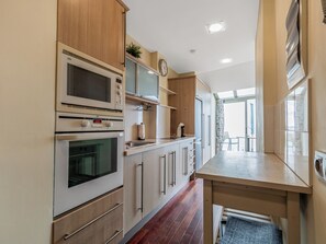 Kühlschrank, Mikrowelle, Herdplatte, Wasserkocher mit Kaffee-/Teezubehör