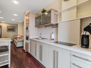 Kühlschrank, Mikrowelle, Herdplatte, Wasserkocher mit Kaffee-/Teezubehör