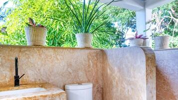 Premium Studio Suite, Balcony, Garden View | Bathroom | Shower, free toiletries, towels, soap