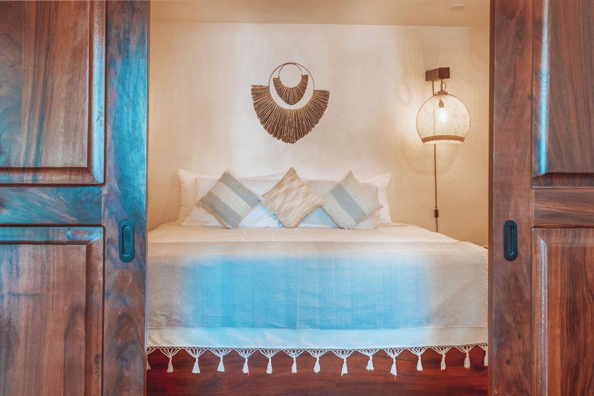 Tabla de planchar con plancha, wifi gratis y decoración personalizada 