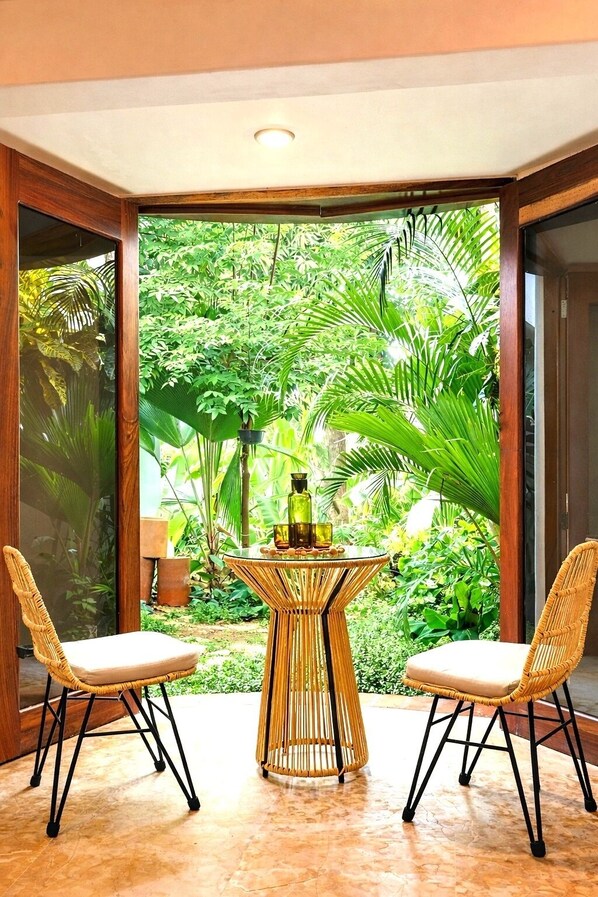 Superior Suite, Garden View | Living area