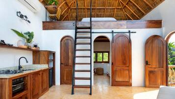 Villa exclusiva, vista al océano | Decoración personalizada y muebles diferentes