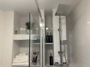 Dusche, Haartrockner, Handtücher, Seife
