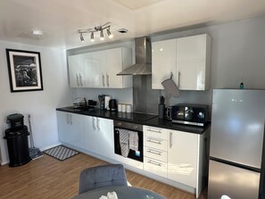 Kjøleskap, mikrobølgeovn, ovn og kokeplater