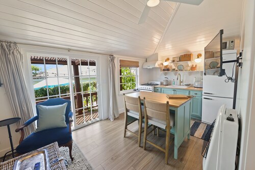 Quaint cottage retreat walking distance to beach, restaurants, downtown.