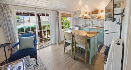 Quaint cottage retreat walking distance to beach, restaurants, downtown.