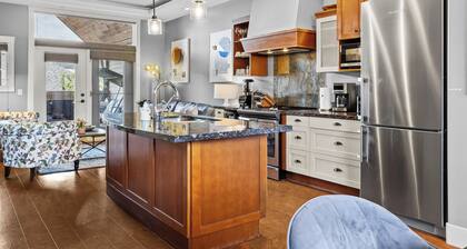 Premier Host I 9.5’ Ceilings I Hot Tub&Pool I Mtn View I Large Balcony I Parking