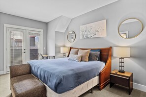 2 chambres, bureau, fer et planche à repasser, lit de bébé portatif