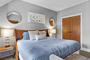 2 Schlafzimmer, Schreibtisch, Bügeleisen/Bügelbrett, Reisekinderbett