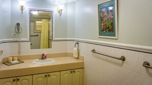 Shower, towels, soap, toilet paper - Pelican Point, Tobago Plantations (Lowlands)