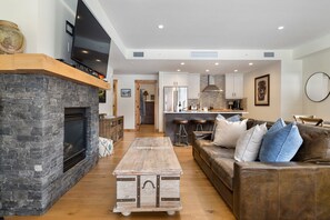 Una televisión, una chimenea