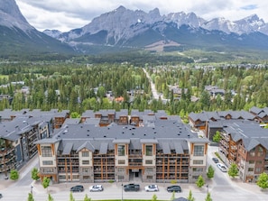 Exterior - Luxury Corner Condo w/ Mountain Views + Hot Tub (Canmore)