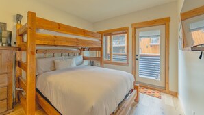 3 bedrooms, free WiFi, bed sheets - Luxury Corner Condo w/ Mountain Views + Hot Tub (Canmore)