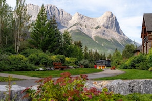 Property grounds - Luxury Corner Condo w/ Mountain Views + Hot Tub (Canmore)