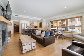 Een televisie en een open haard