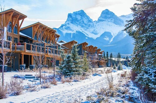 Luxury Corner Condo w/ Mountain Views + Hot Tub