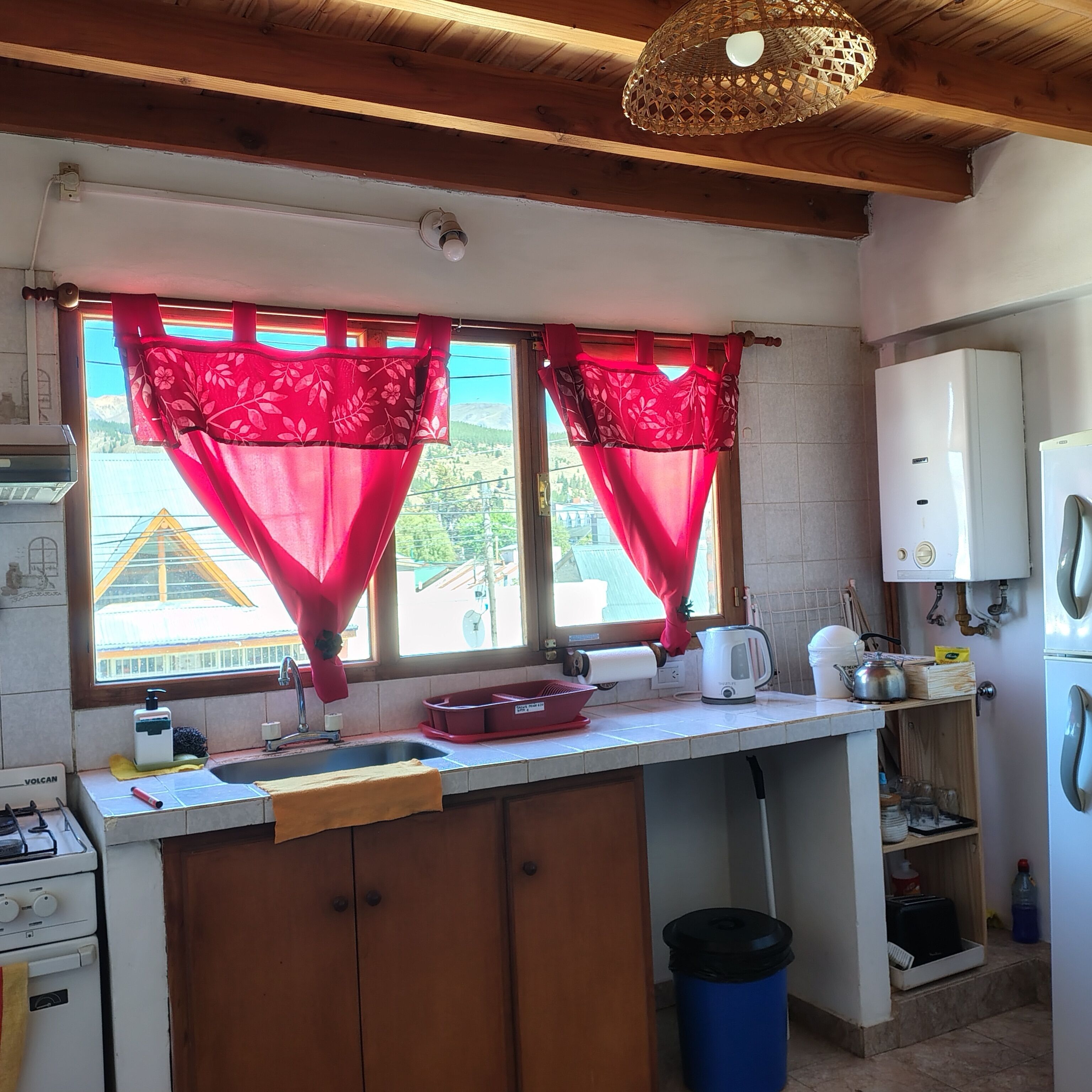 Kühlschrank, Ofen, Wasserkocher mit Kaffee-/Teezubehör, Wasserkocher