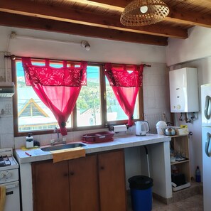 Kühlschrank, Ofen, Wasserkocher mit Kaffee-/Teezubehör, Wasserkocher