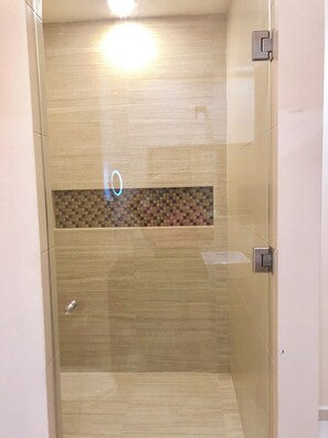 シャワー、ヘアドライヤー、タオル、石鹸