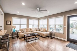 Televisie, een open haard en een kantoor