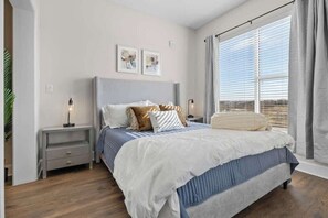 1 dormitorio, tabla de planchar con plancha, wifi y ropa de cama