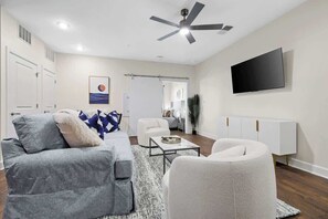 TV - Elegant Retreat | Walk to The Gulch & Broadway (Nashville)