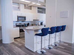 Réfrigérateur, four à micro-ondes, un four, surface de cuisson