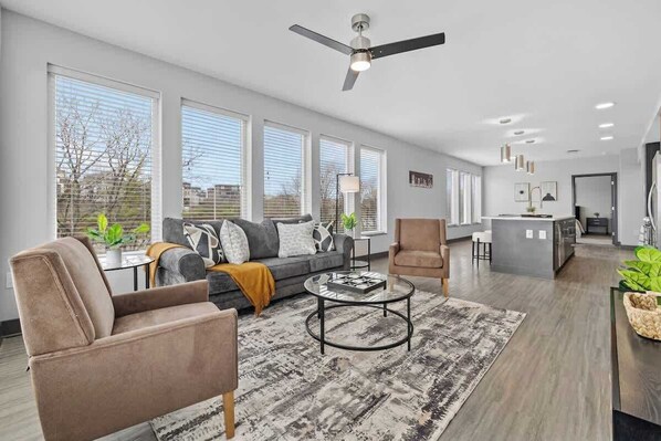 TV, offices - Bright 2BR stay w/ pool & outdoor kitchen (Nashville)