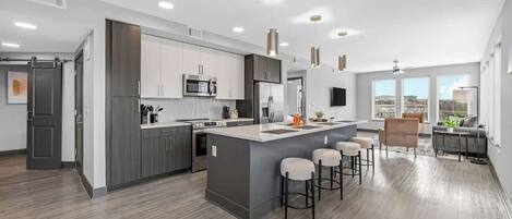 Kühlschrank, Mikrowelle, Ofen, Herdplatte