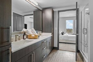 2 bedrooms, iron/ironing board, WiFi, bed sheets - Bright 2BR stay w/ pool & outdoor kitchen (Nashville)