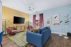 TV - Luxe 2BR w/ Glam Station & Karaoke – Sleeps 8 (Nashville)