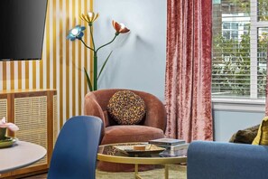 TV - Luxe 2BR w/ Glam Station & Karaoke – Sleeps 8 (Nashville)