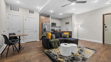 Un appartement moderne comprenant un salon, un coin repas et une cuisine.