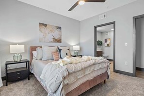 2 habitaciones, tabla de planchar con plancha, wifi y ropa de cama 