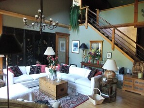 Smart TV, fireplace - Roberts Creek: Charming 3-bedroom/2 bath post 'n beam steps to Henderson Beach (Roberts Creek)