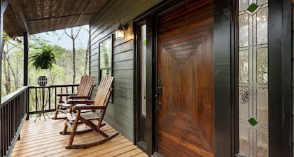 Cozy, creekside cottage in beautiful Dawsonville