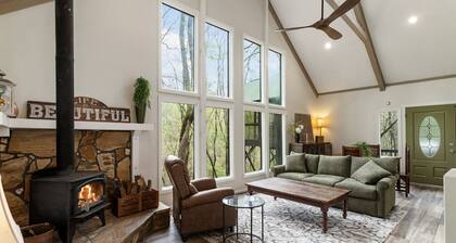 Cozy, creekside cottage in beautiful Dawsonville