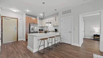 Een koelkast, een magnetron, een oven, een kookplaat