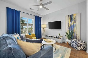 TV - Comfortable 2BR near The Gulch w/ BBQ (Nashville)